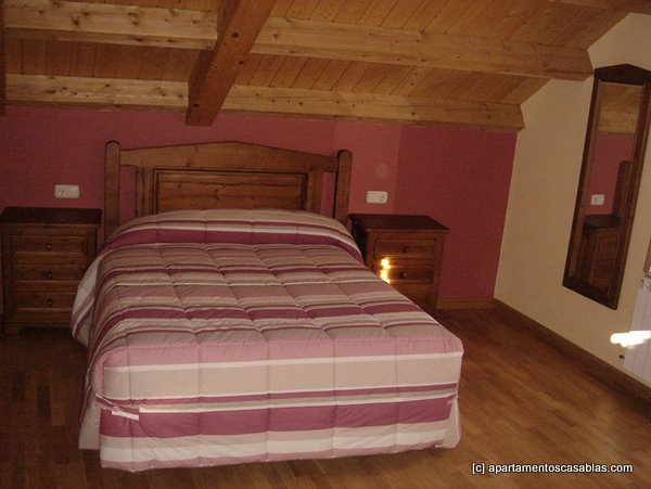 Habitación abuhardillada Casa Blas de Gistaín